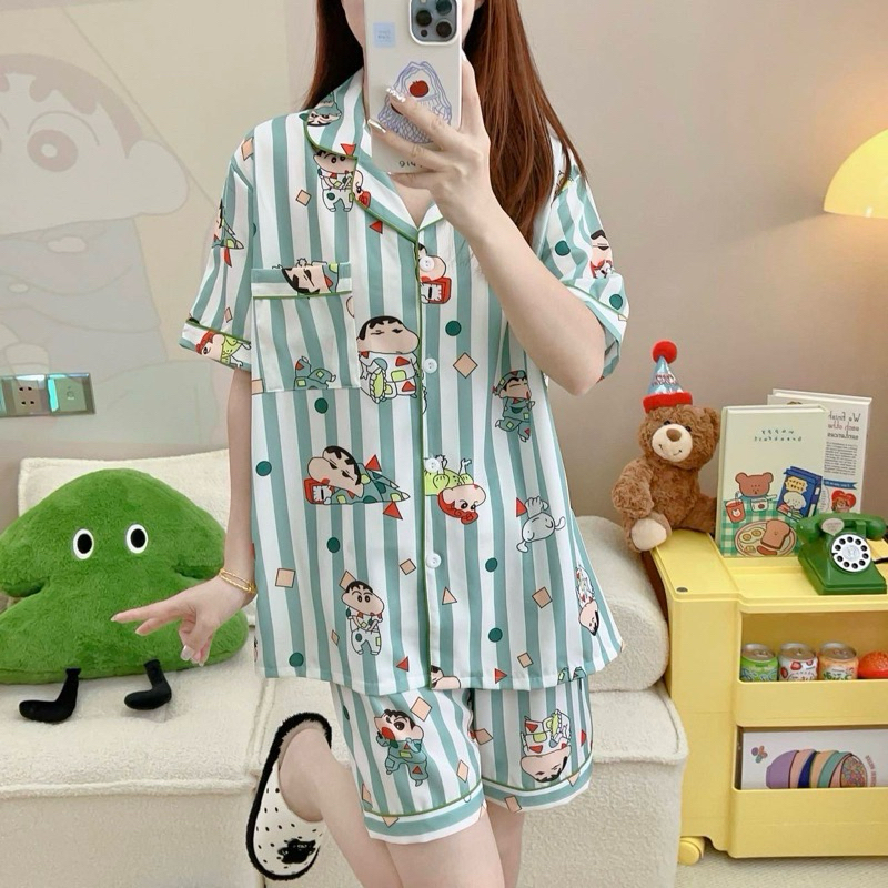 ชุดนอนไหมอิตาลี ขาสั้น ชินจังลายทางเขียว