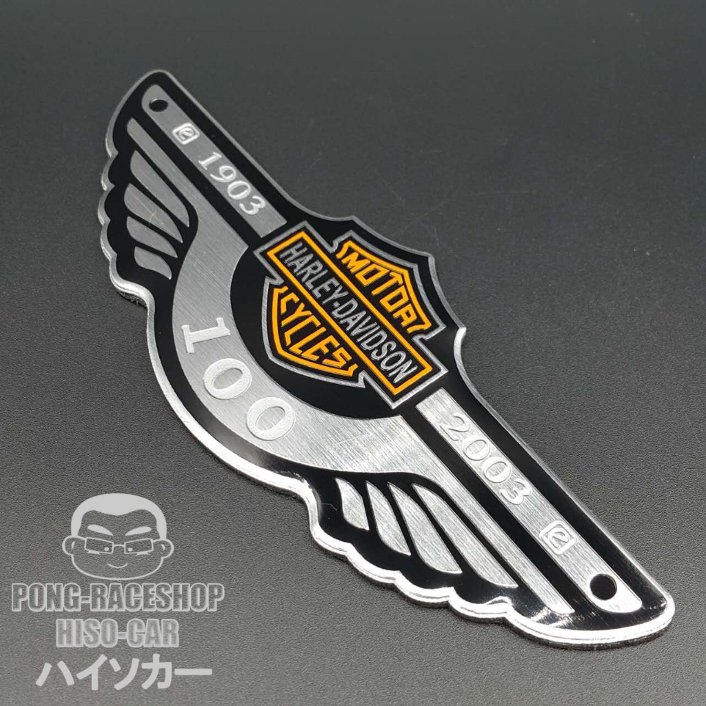 ส่งจากไทย โลโก้ HARLEY ฮาเล่ อลูมิเนียมบาง ขนาด18.0x6.5cm ติดฝาเครื่องได้ ทนความร้อน บรรจุ1อัน ปีก100ปีใหญ่