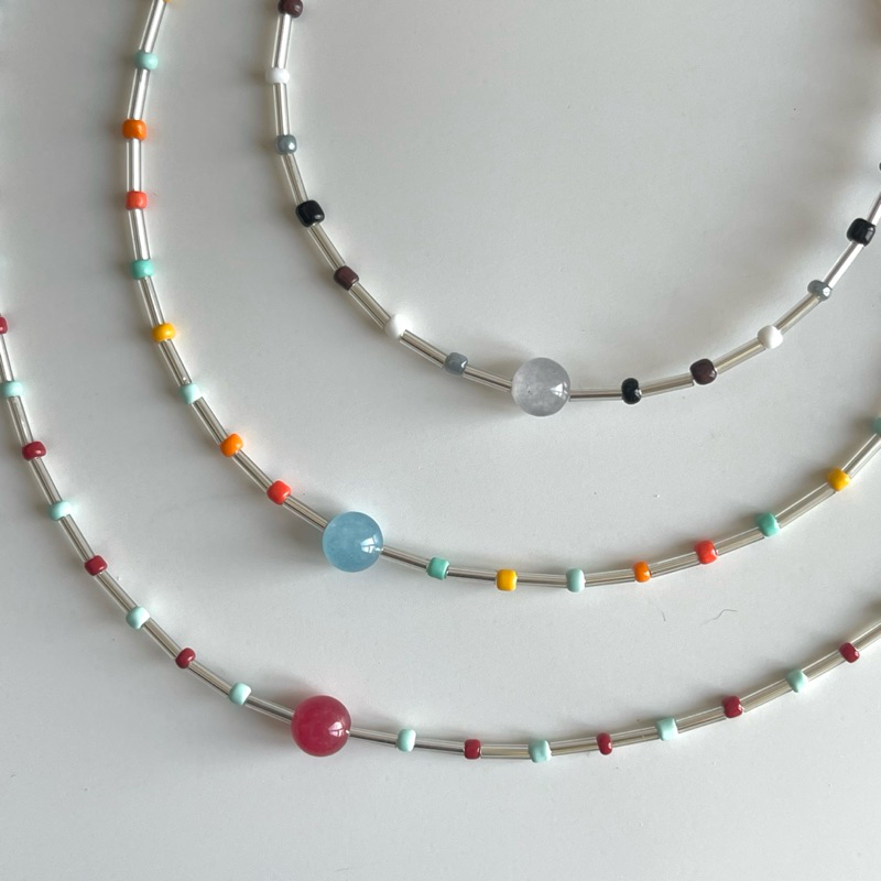 ส่งด่วน! tiny candy bead necklace สร้อยคอลูกปัดจี้หินมินิมอล สีน่ารัก สดใส ใส่ไปทะเล | ourweekend.stuff