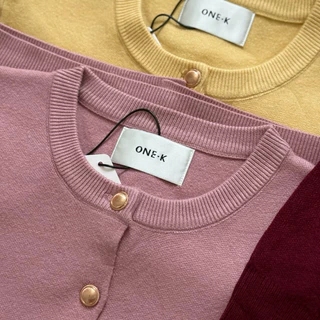 [ป้าย One K] เสื้อไหมพรมแขนสั้นทรงคอกลมกระดุมทองให้ฟีลคุณหนูสุดสุดน่ารักทุกสีเลยค่ะ