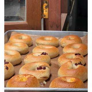 Sourdough Brie & Cranberry Bagel (เบเกิลซาวโดว์บรีชีส แครนเบอร์รี่)
