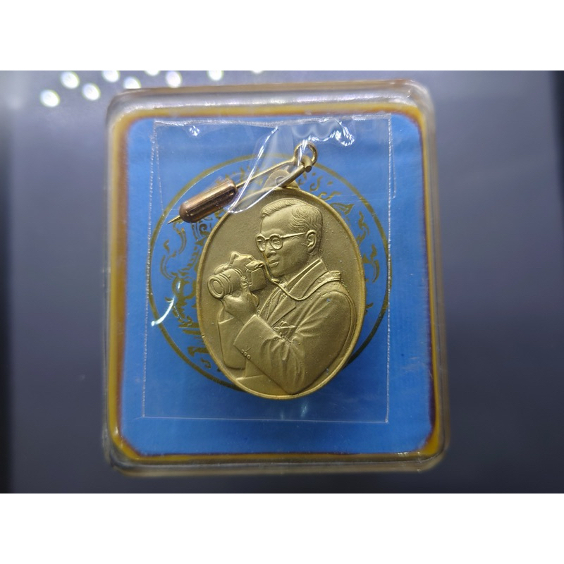 เหรียญที่ระลึกทรงฉายภาพ (ทรงกล้อง) แบบลงยาสีทอง พร้อมกล่องเดิม พ.ศ. 2542