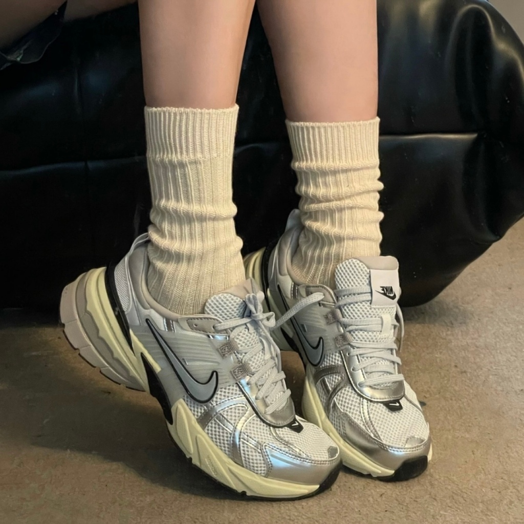 รองเท้าผ้าใบ Nike V2K Run Women Sneakers ของแท้100%