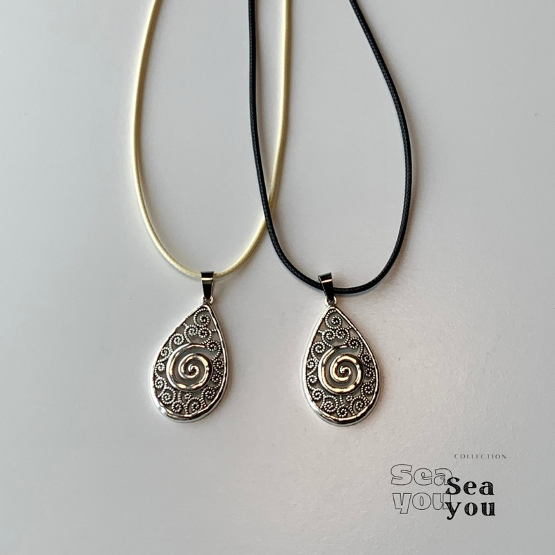 [พร้อมส่ง ] สร้อยเชือก จี้หยดน้ำวกวน