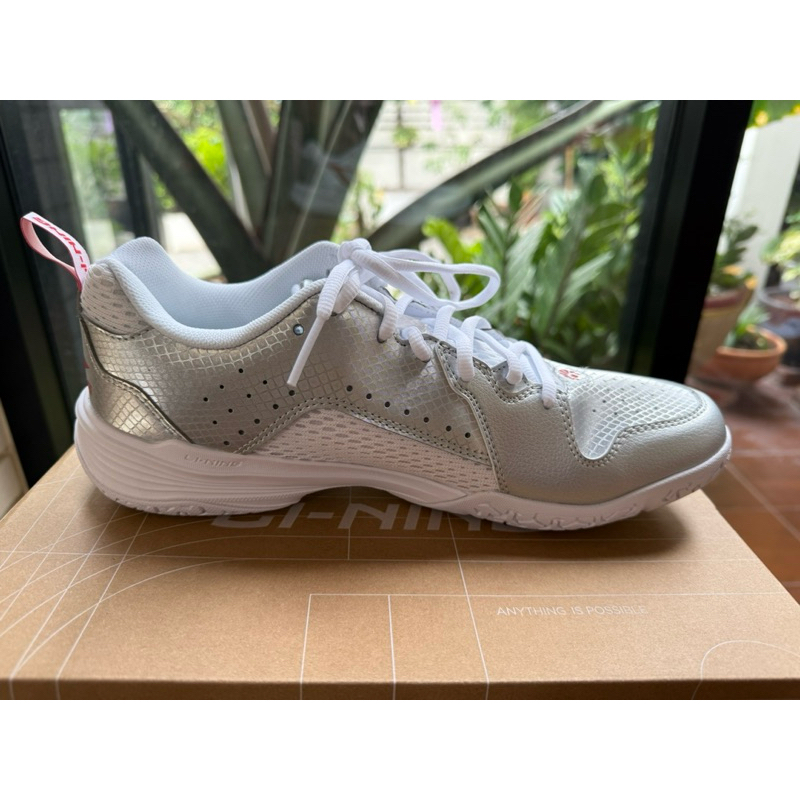 (มีบริการจัดส่งด่วน) Li-Ning รองเท้าแบดมินตัน Almighty V2.0 หน้าเท้า 3E - รูปที่ 2