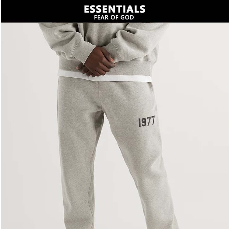 『ESSENTIALS』กางเกง FEAR OF GOD ESSENTIALS กางเกงขายาวพิมพ์ลายโลโก้ตัวอักษร 1977 ด้วยเส้นใยนุ่ม