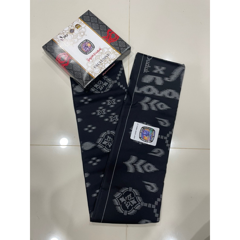 ผ้าโสร่งผู้ชาย Gajah Duduk รุ่น EXCLUSIVE สีดำ ลายสวยๆ ผ้านิ่ม ใส่สบาย