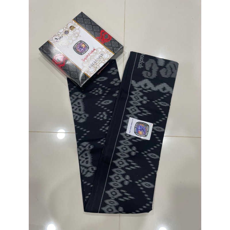 ผ้าโสร่งผู้ชาย Gajah Duduk รุ่น EXCLUSIVE สีดำ ลายสวยๆ ผ้านิ่ม ใส่สบาย