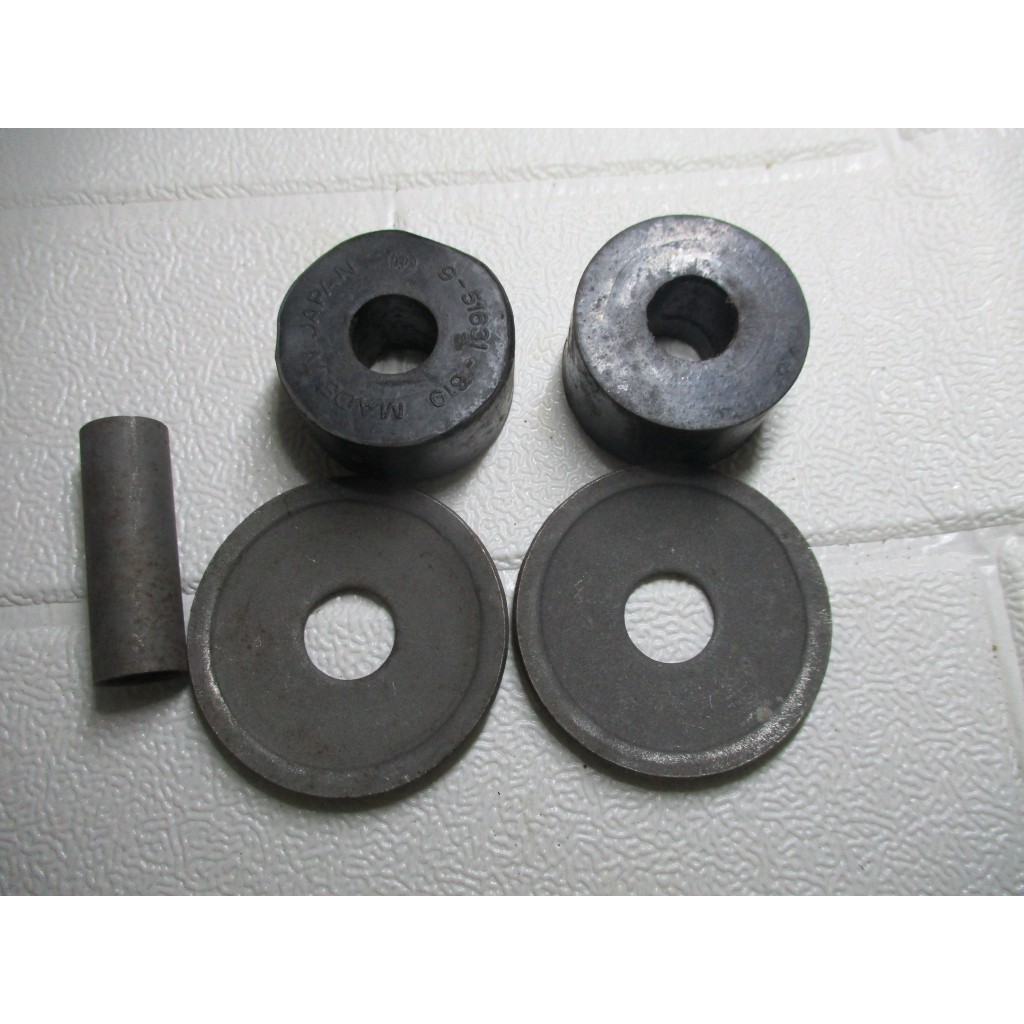 ยางหนวดกุ้ง   ISUZU   KBD  KB 2200 KB-20  อีซูซุ   สินค้าใหม่เก่าเก็บ  ราคา  1 ชุด