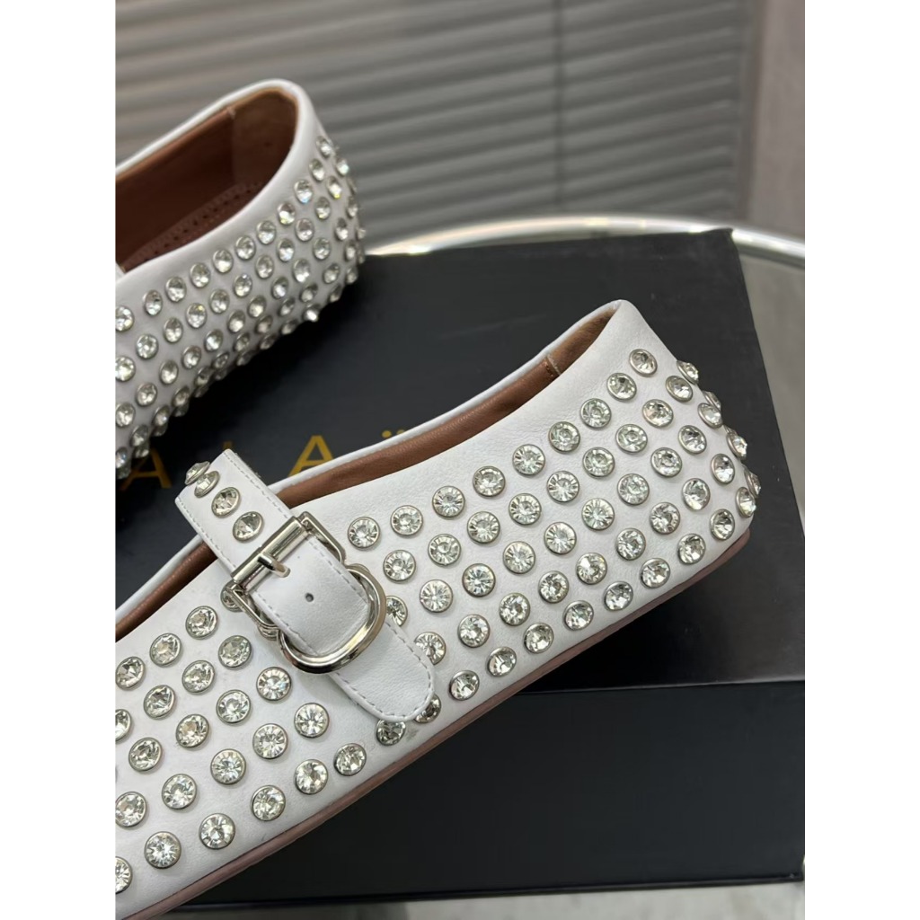 🌸 ALAIA  2025 หนังวัว rhinestone แฟชั่นบุคลิกภาพร้อยนางฟ้าหรูหรารองเท้าแมรี่เจนสำหรับผู้หญิง