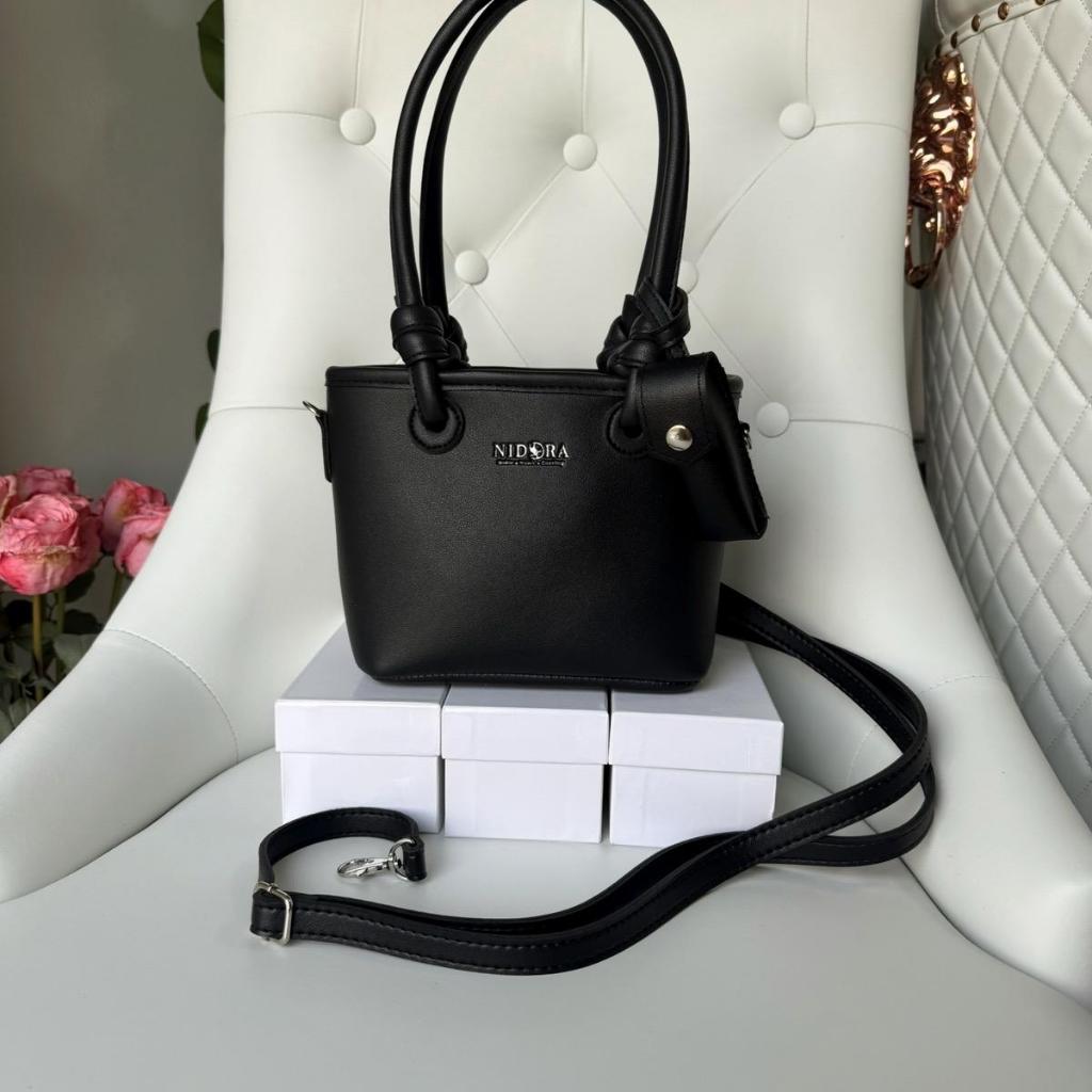 45 กระเป๋าNIDORAงานแท้ รุ่นหูผูกยอดฮิตได้ไปพร้อมกระใส่ลิปงานน่ารักมาก หนา 4 นิ้ว กว้าง 9 นิ้ว สูง 6 