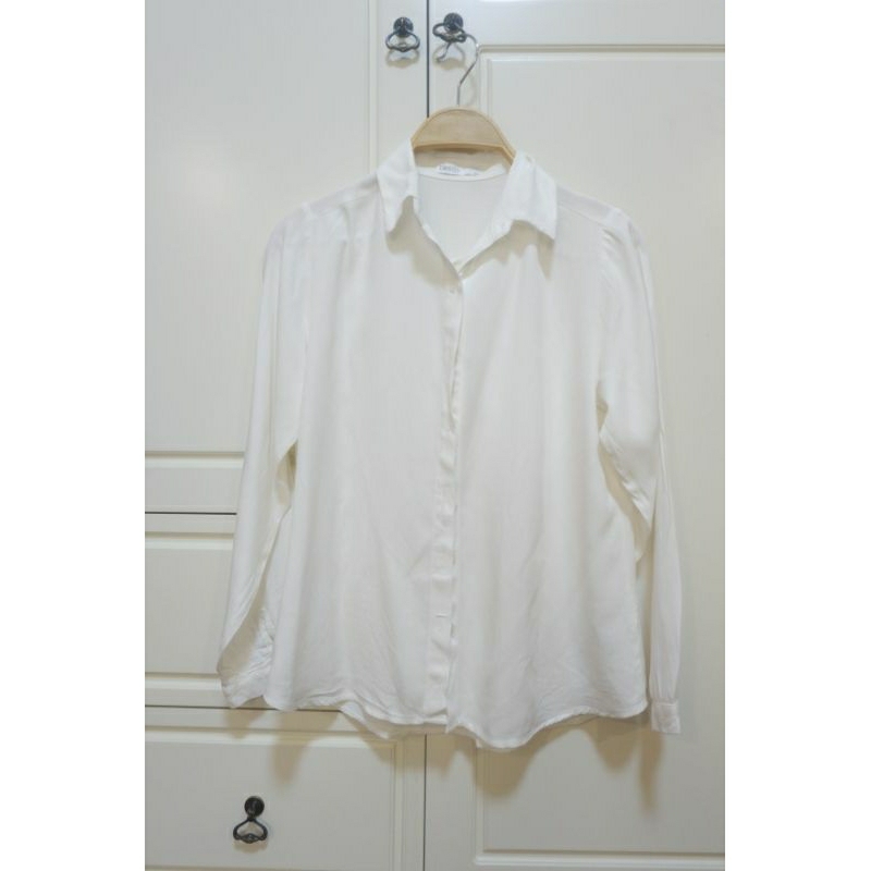 (พร้อมส่ง มือ2ของแท้) เสื้อเชิ้ตคอปก แขนยาว Basico 🤍🐇ไซส์ S เนื้อผ้า: เรย่อน + คอตตอน