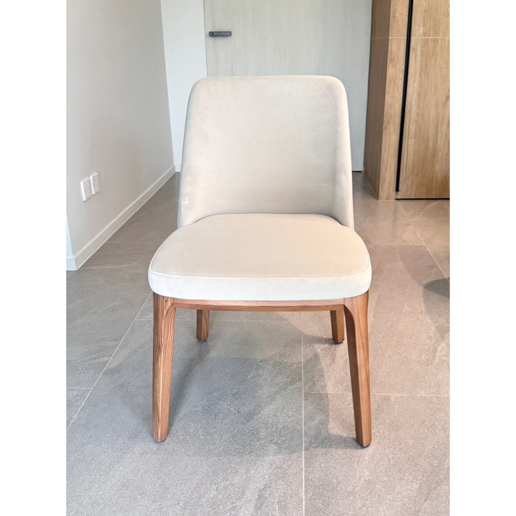 OEM เก้าอี้ทานข้าว รุ่นYG777 ขาไม้ หนังPUสีขาวครีม