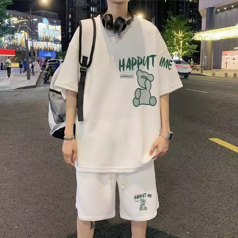 เสื้อยืดแขนสั้นสำหรับผู้ชาย ชุดกางเกงขาสั้นกีฬาลำลองฤดูร้อน ชุดสองชิ้นพิมพ์ลายหมีอินเทรนด์ ผ้าวาฟเฟิล