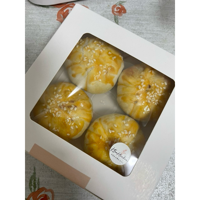 ขนมเปี๊ยะไส้หมูแดงกรุ่นกลิ่นหอม กล่อง4ชิ้น