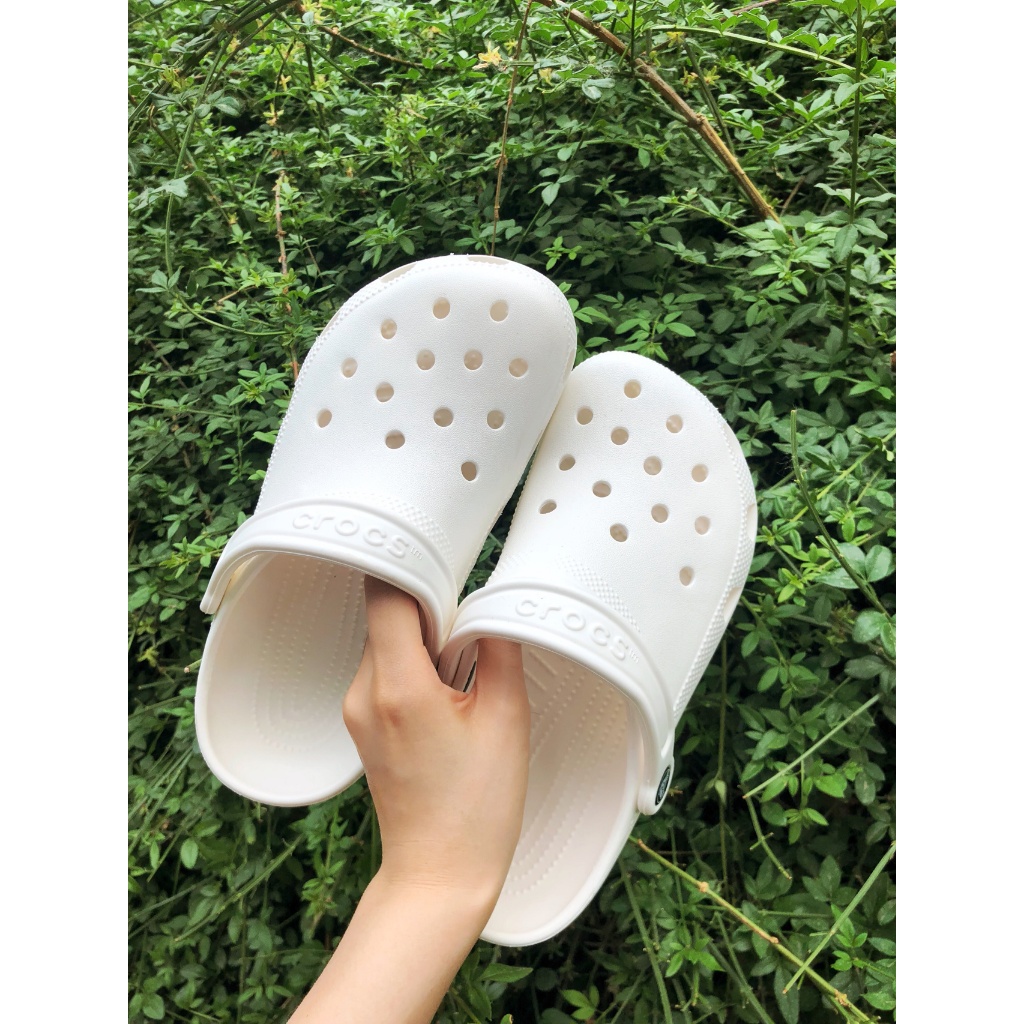 【พร้อมส่ง ของแท้ 100%】รองเท้า ลำลองแฟชั่น สไตล์ Crocs Classic Clog แจกตัวติดรองเท้า [พร้อมส่ง]