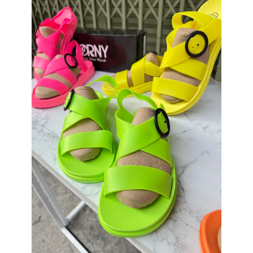 รองเท้าใส่เล่นสงกรานต์🌈 ORNY ® รองเท้าแตะรัดส้น เล่นน้ำ เที่ยวทะเล 1819
