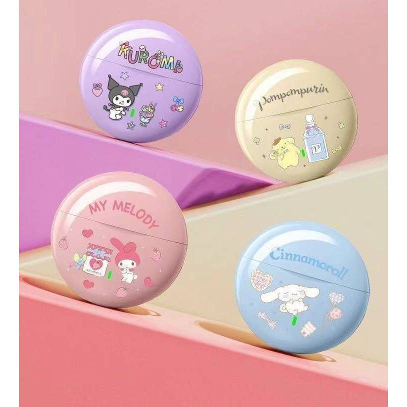 หูฟังไร้สายบลูทูธ SANRIO งานแท้ – มีทั้งหมด 4 ลาย – มีระบบตัดเสียงรบกวนเวลาใช้งาน – คุณภาพเสียงคมชัด