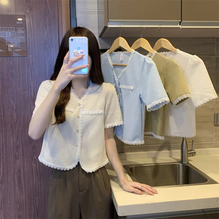 NEW เสื้อเชิ้ตแขนสั้น เสื้อผ้าผู้หญิงคอวี ขอบเสื้อผู้หญิงตอนหน้าอกและแขนเสื้อ ดีไซน์เกาหลีเกาใจมากๆ แต่งกระดุกหน้าเรียบ