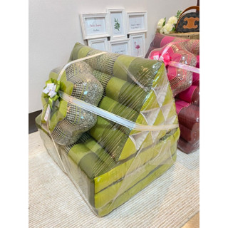 หมอนสามเหลี่ยมติดเบาะนอน  แถม หมอนฟักทอง 1 ใบ พร้อมผูกโบว์