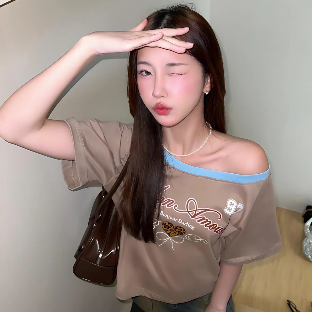 Off-shoulder Oversize เสื้อโอเวอร์ไซส์เปิดไหล่ สตรีทแฟชั่นตัวจี๊ด! ไม่มีไม่ได้แล้ว