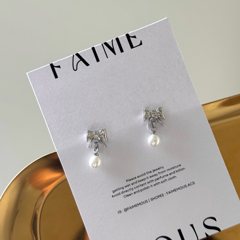 Faimemous - Mira Bow Earrings (silver) ต่างหูรูปโบว์ ประดับมุก สวยแพงแบบลูกคุณหนู