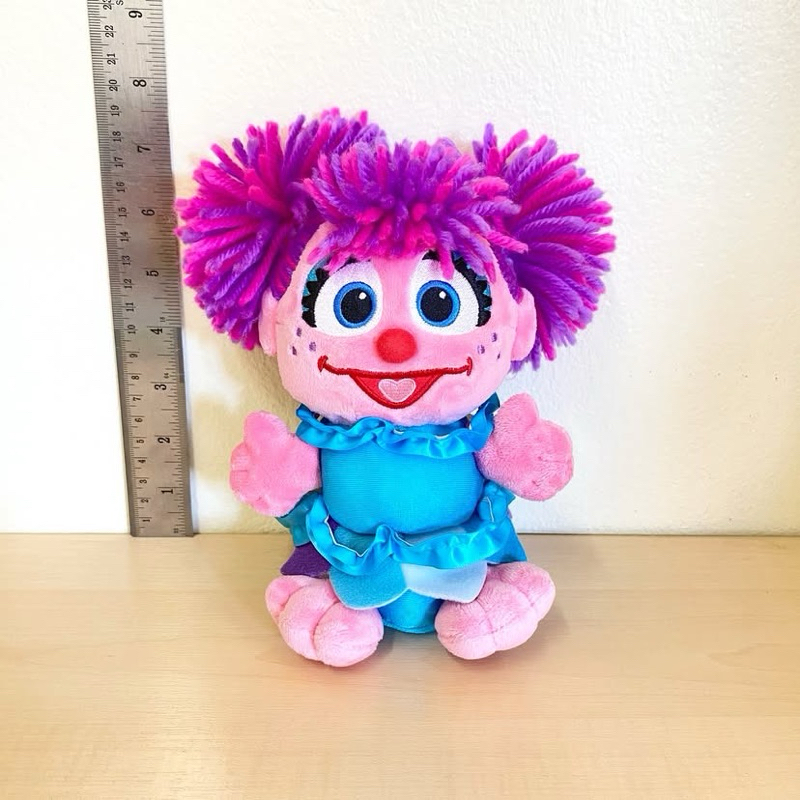 ตุ๊กตา Abby ป้ายงาน USJ ตำหนิยางยืดที่คอและเอวเสื่อมและปีกด้านหลังยับ #abbyusj #ตุ๊กตาแอ๊บบี้ #แอ๊บบ