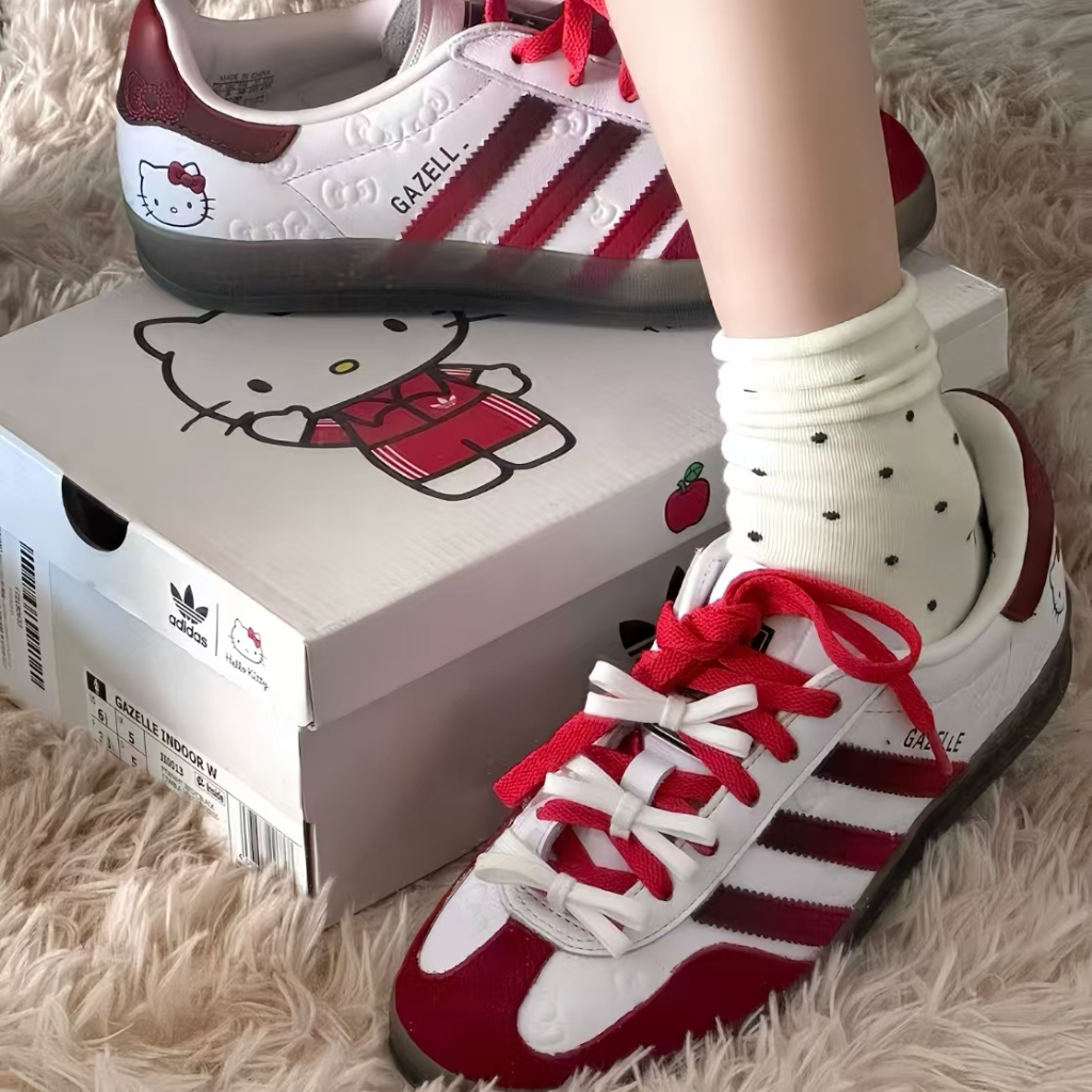 ❤️ของแท้ 100%❤️Hello Kitty x Adidas Originals Gazelle Indoor II0013 รองเท้าลำลองพื้นนิ่ม ทันสมัยหลากหลาย สำหรับทั้งชายแล