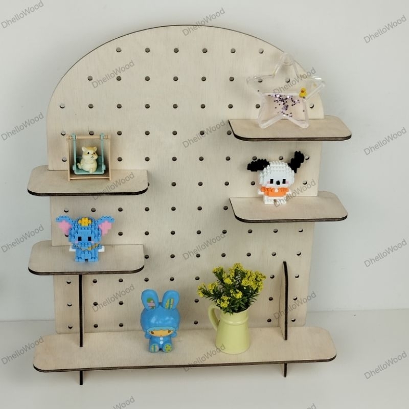 ชั้นวางโมเดล pegboard ไม้แท้ วางตุ๊กตาโมเดล แขวนพวงกุญแจ