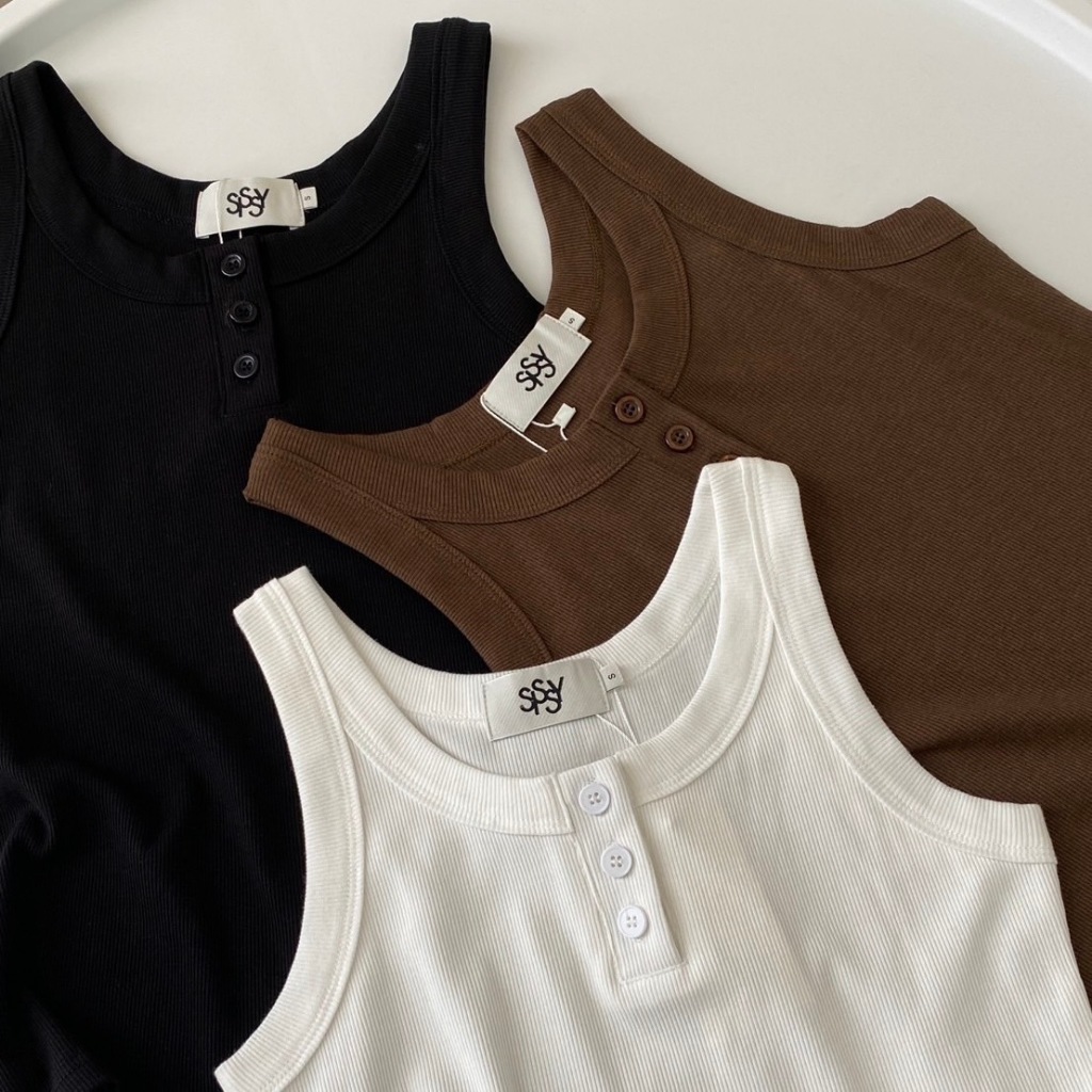 SISSY : เสื้อกล้ามสีพื้นคอกลม  แต่งกระดุมหน้าใช้งานได้จริง  ผ้าร่องเล็ก เย็บเก็บแต่งขอบคอและวงแขน  ผ้ายืดนุ่ม ใส่กระชับ - รูปที่ 4