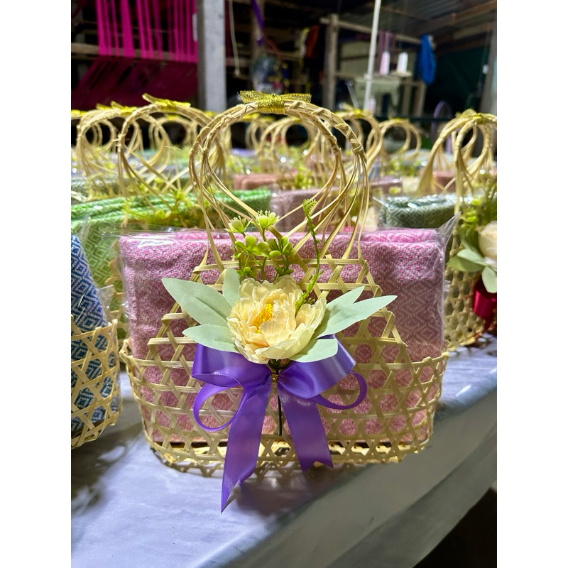 💥💥ผ้าคลุมไหล่ ใส่กระเป๋าชะลอม ติดโบว์และดอกไม้ ของขวัญงานเกษียณ ของขวัญโอกาศต่างๆ📌ราคาส่ง10ชิ้น++จ้า📌💥รับเยอะทักแชท💥
