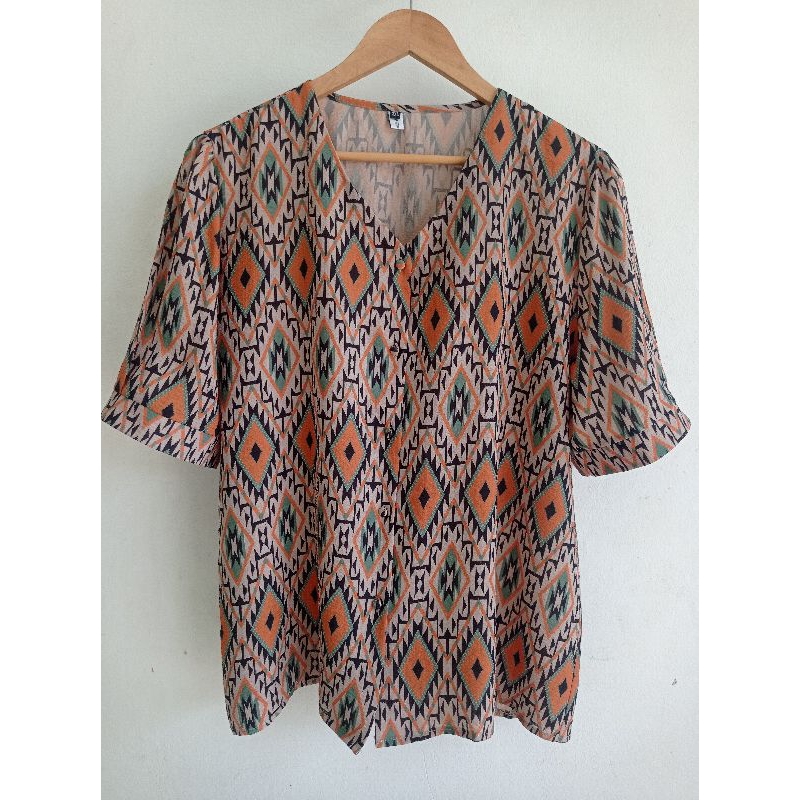 *รหัส ส603 เสื้อ อก 48 นิ้ว สีเบจ พิมพ์ลายกราฟ_ฟิค ผ้าชีฟอง(มีลายนูน) คอ_V ผ่าหน้า กระดุมปั๊มผ้า แขน