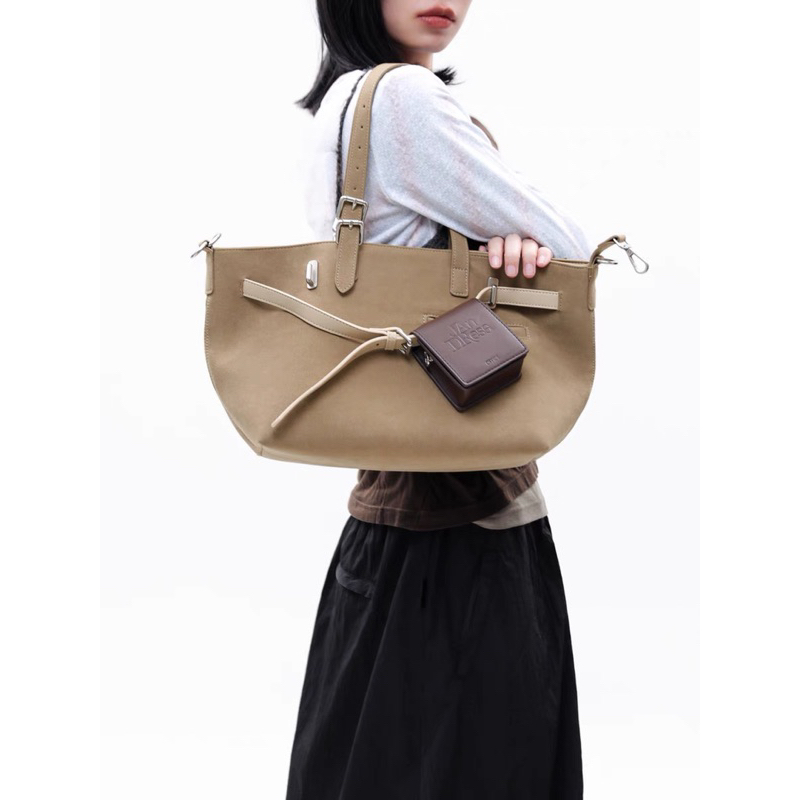 (พร้อมส่ง) กระเป๋าJandress รุ่น Gallini Velvet Tote bag🤎Size:S กระเป๋าสะพายข้าง