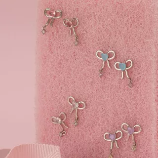 Petite Ribbon Stud ต่างหูรูปโบว์ประดับเพทายหัวใจ