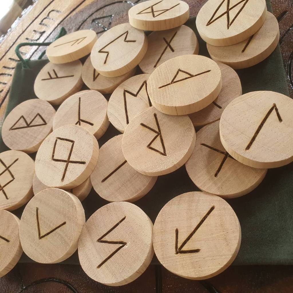 ชุดอักษรรูนไม้มาตรฐาน 24 ชิ้น Elder Futhark งานจารรอยไหม้ทำมือทุกชิ้น