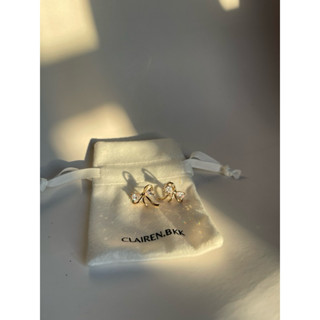 CLAIREN.BKK - Elania ต่างหูรูปโบ มีเม็ดกลิตเตอร์ น่ารักก ใส่…