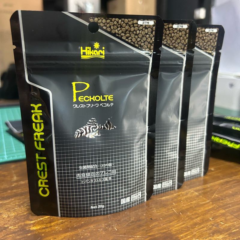 Lot ใหม่หมดอายุ 01/2028 Kyorin Hikari HIKARI CREST FREAK PECKOLTE 20 g.  อาหารเกรดพรีเมี่ยมสำหรับปลา