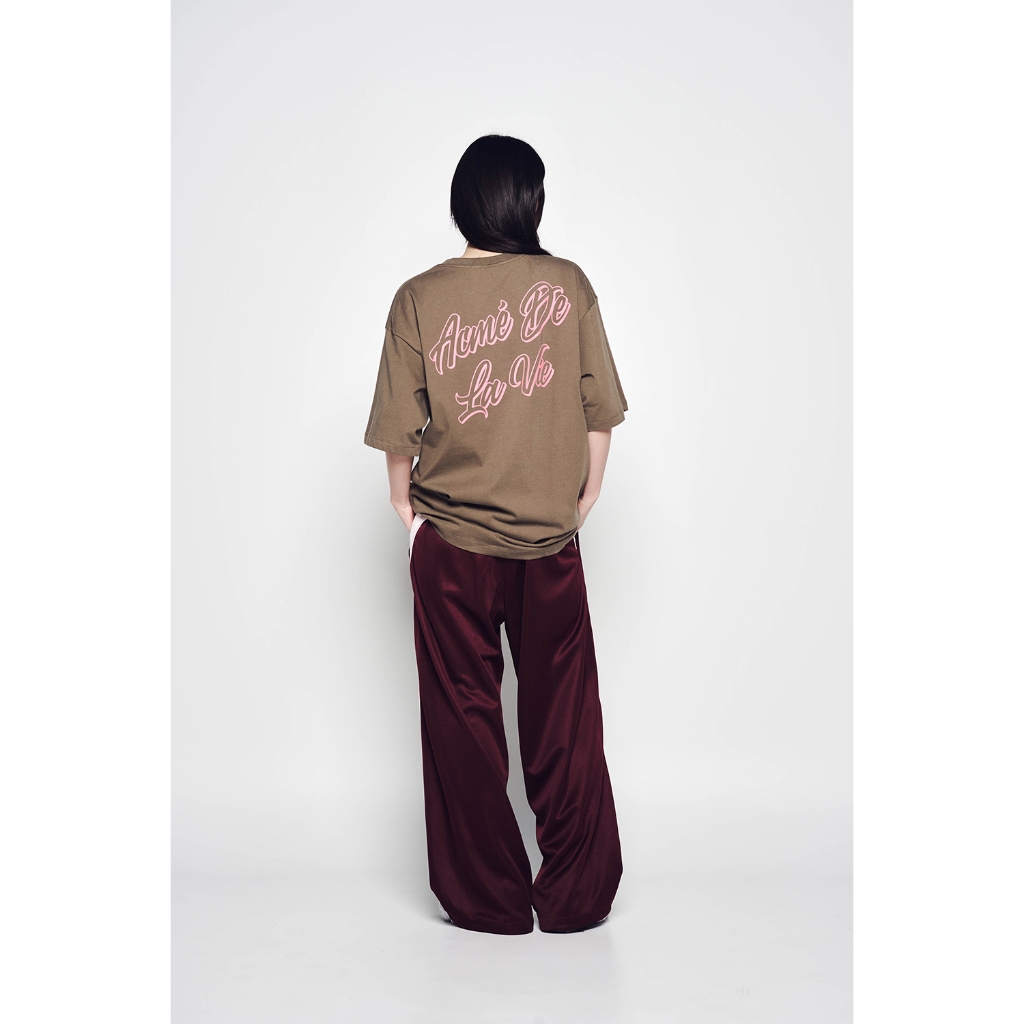 ADLV [acme de la vie] เสื้อยืด Oversize รุ่น Outline Script Logo Short Sleeve T-Shirt Brown