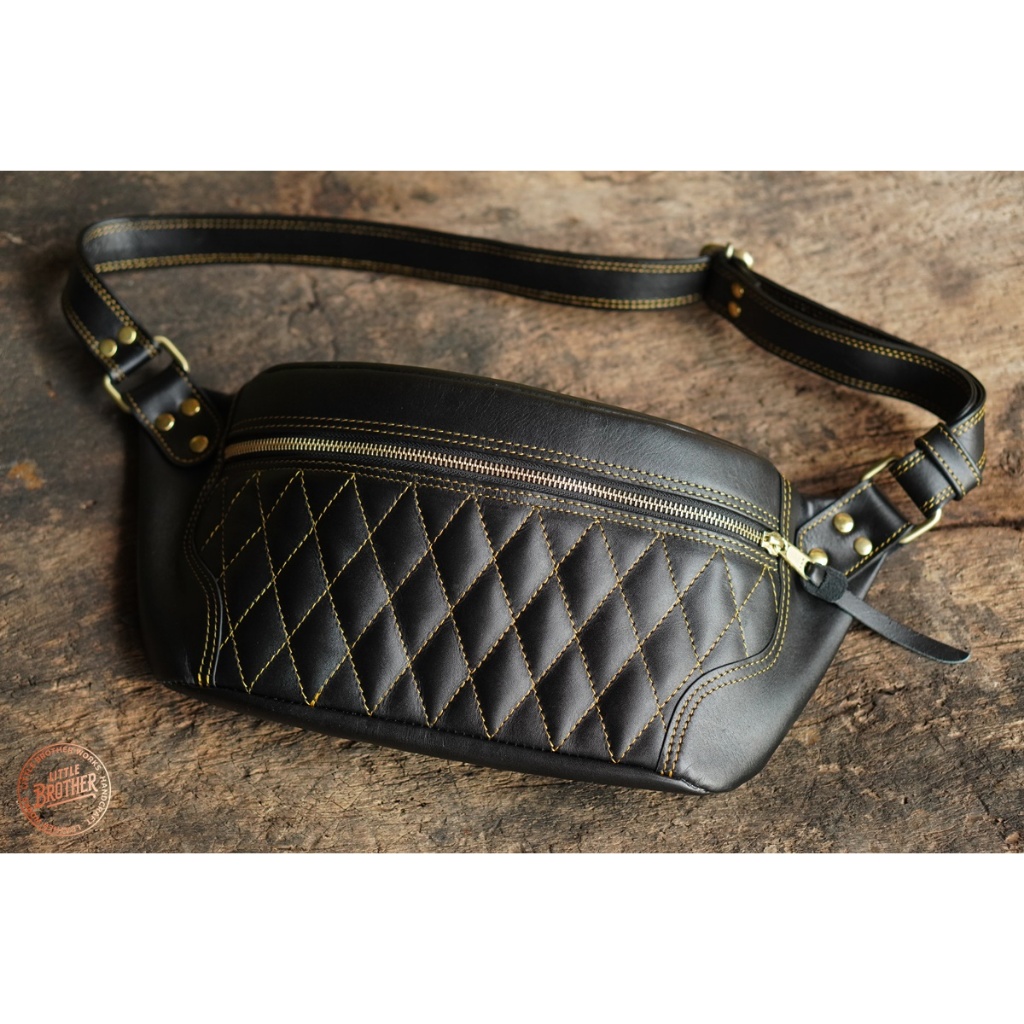 กระเป๋าคาดอก หนังแท้ EB18-01 Black & Gold