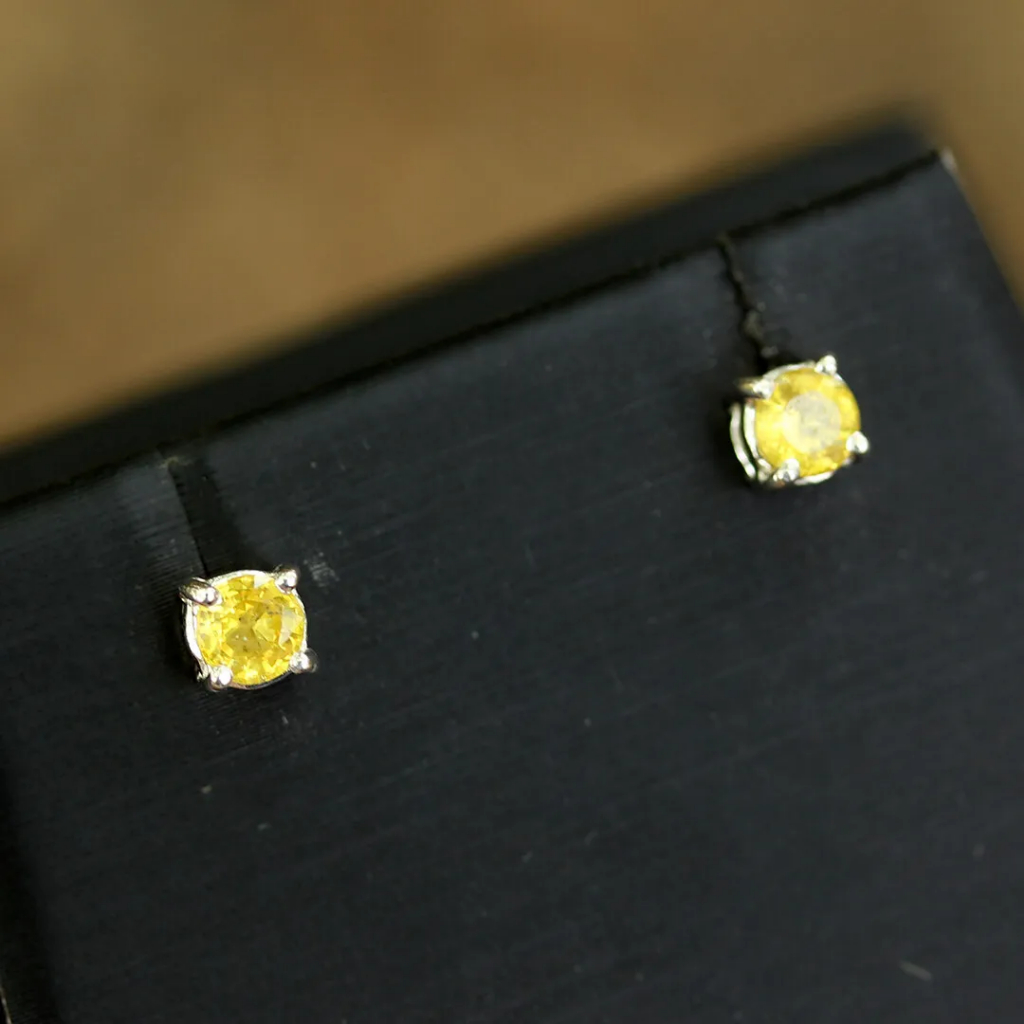 ต่างหูพลอยบุษราคัมน้ำทองบางกะจะ(Yellow Sapphire) ตัวเรือนเงินแท้92.5%ชุบทองคำขาว พลอยแท้ ขุดค้นพบที่บ่อบางกะจะ จ.จันทบุร