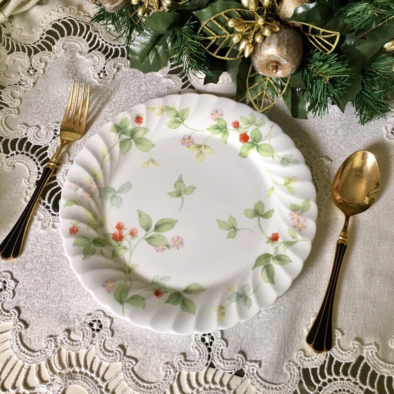 Nikko จานDinner เนื้อ Bone สวยเบา ลายผล Mulberry เเละดอกไม้สีชมพู ขอบริ้วๆสวยมากค่ะ