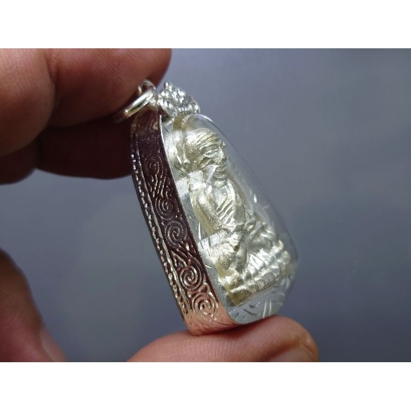 หลวงปู่ทวด พิมพ์สองหน้า แท้ 💯% เนื้อพรายเงิน 87 พรรษา ญสส วัดบวรนิเวศวิหาร ปี 2543 ตลับเดิม #พระห้อยคอ #หลวงพ่อทวด - รูปที่ 4