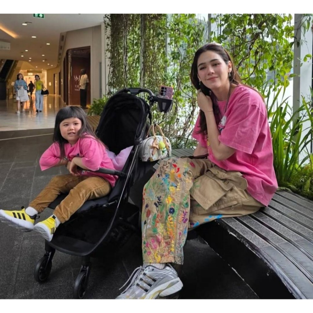 (DROP 7) STICKER CLUB T-SHIRT - PINK (ADULTS) - รูปที่ 3