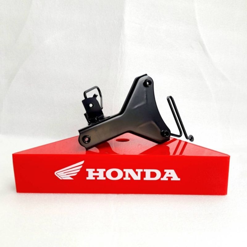 เหล็กจับตะกร้าหน้า / เหล็กยึดฝาปิดแตร แท้ศูนย์ WAVE125 i ( ไฟเลี้ยวบังลม ) ระหัส 64221-KPH-700