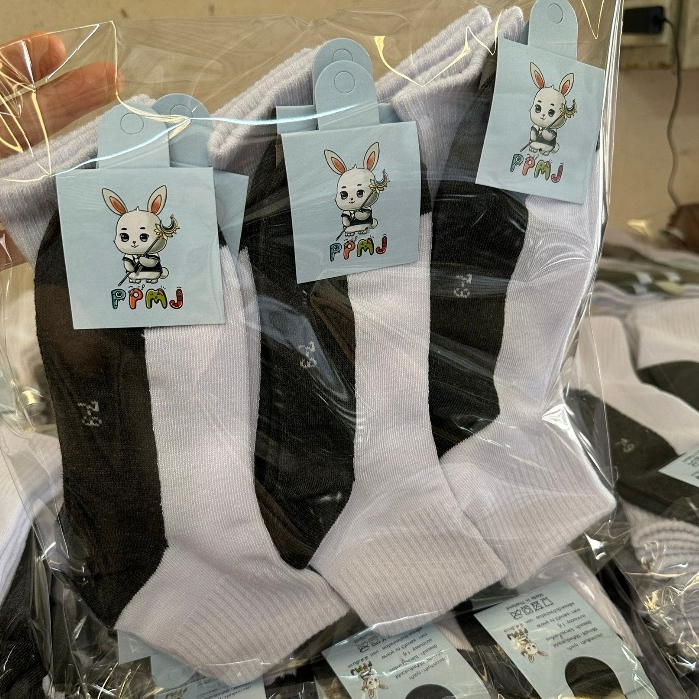 พร้อมส่ง ถูกและดี ถุงเท้านักเรียนสีขาวพื้นเทา ผ้าคุณภาพดีนุ่มใส่สบาย 6,12 คู่ ถุงเท้านักเรียน กระชับเท้า ทรงสวย ใส่ง่าย ราคา ถูกที่สุด ดีลบีเคเค แกลเลอรีภาพที่ 2