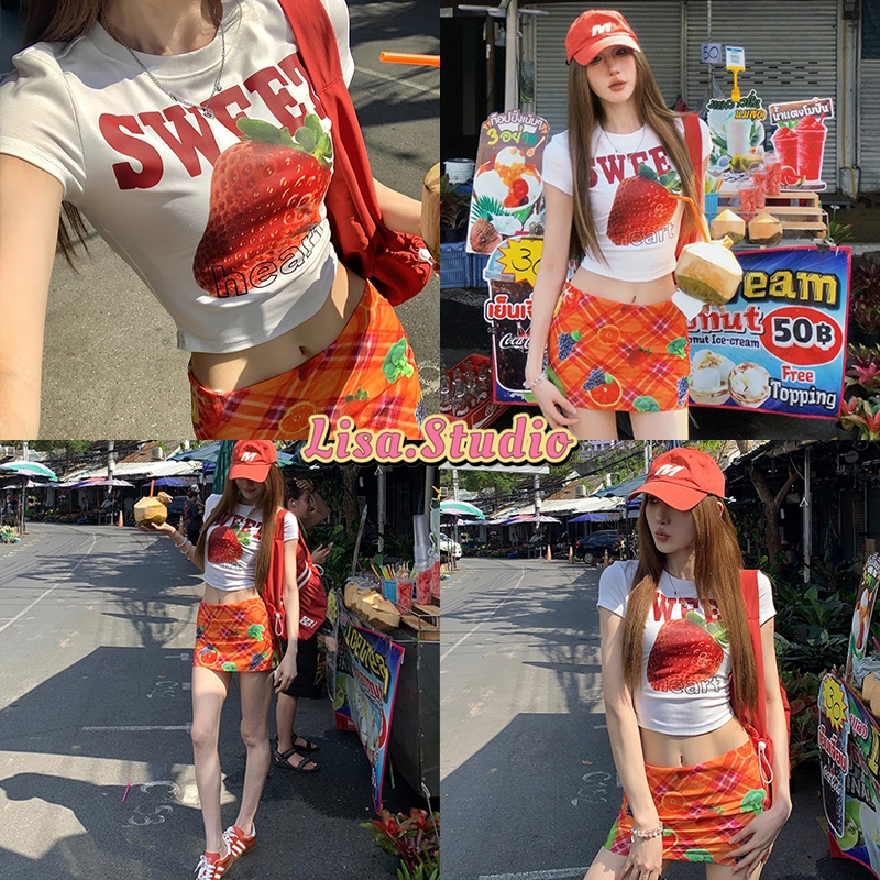 Lisa🍓พร้อมส่ง🍓เสื้อครอป เสื้อยืดสีขาว Y2Kสุดฮิตผู้หญิงแขนสั้น พิมพ์สตรอเบอร์รี่ ทรงรัดรูป น่ารัก ใส่สบาย สไตล์สาวเกาหลี