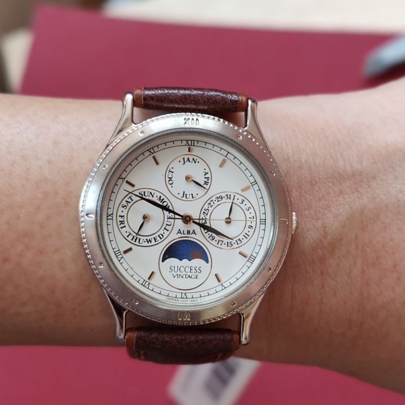 นาฬิกาวินเทจ หน้าพระจันทร์ Alba by Seiko ระบบควอตซ์ หรูหรา สภาพป้ายห้อย จากญี่ปุ่น สายเดิมๆสายจะมีรอยบ้างตามรูป
