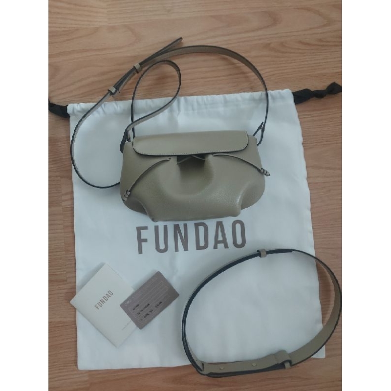 ส่งต่อกระเป๋า acorn สี taupe จาก fundao