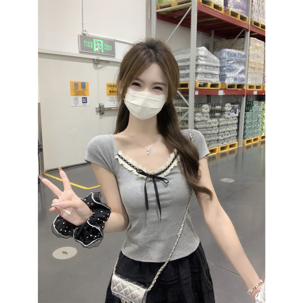 Beryl 🌻เสื้อยืดสวยๆผู้หญิง เสื้อยืดเข้ารูป แขนสั้น แต่งโบว์ ลูกไม้คอวีน่ารัก สไตล์เกาหลีเรียบง่าย