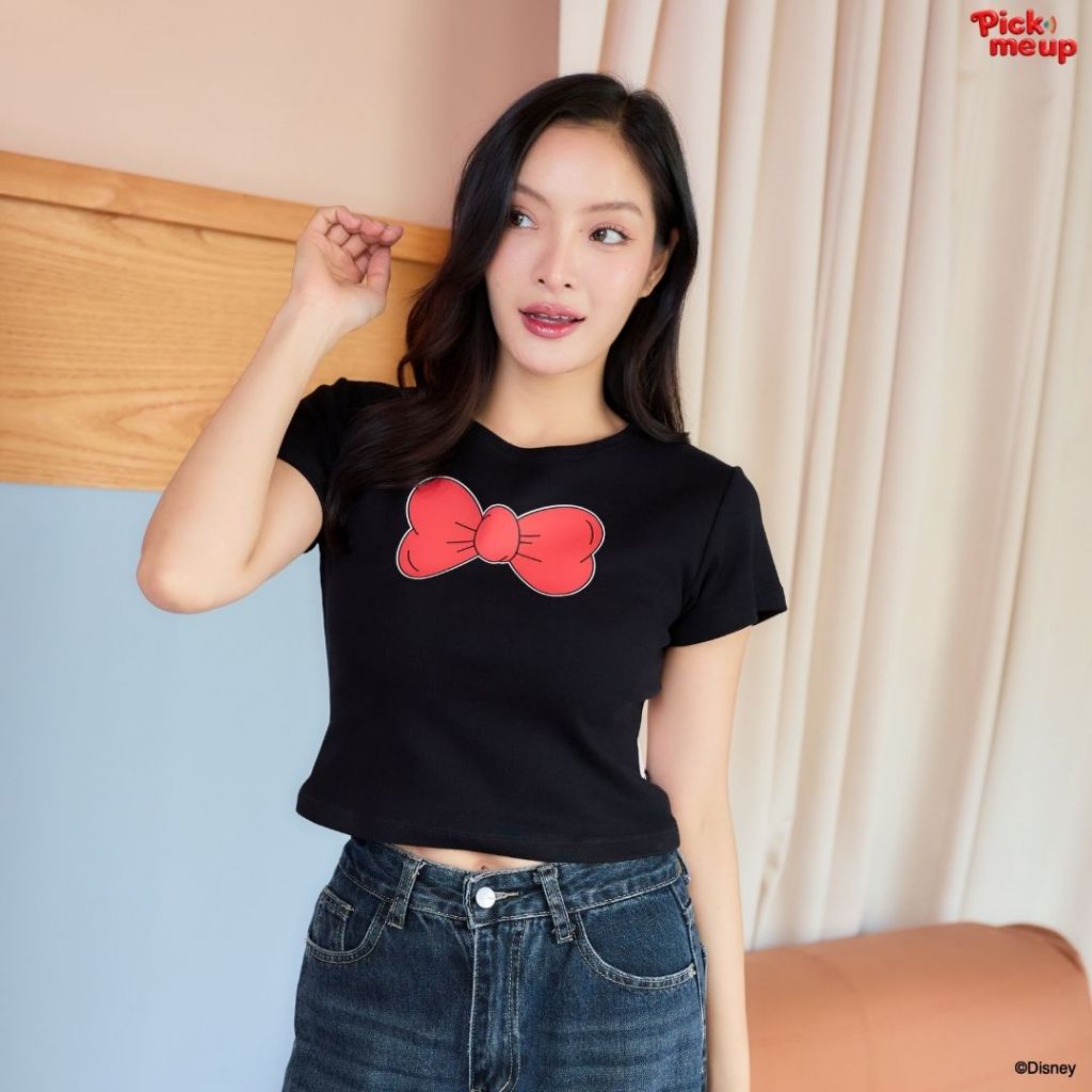 PickMeUp เสื้อทรง Baby Tee พิมพ์ลาย Snow White: Put a bow on it! ลิขสิทธิ์ Disney